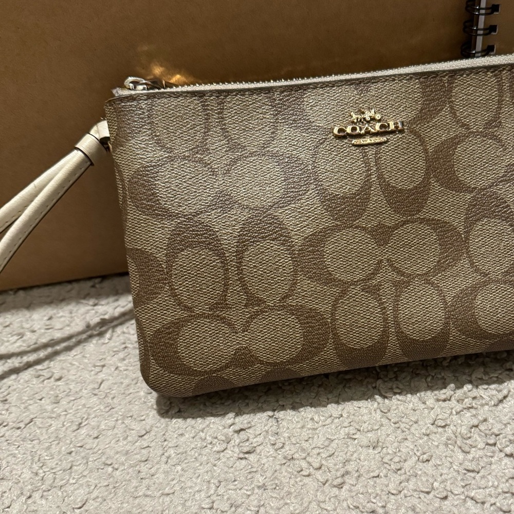 Wristlet for everyday using